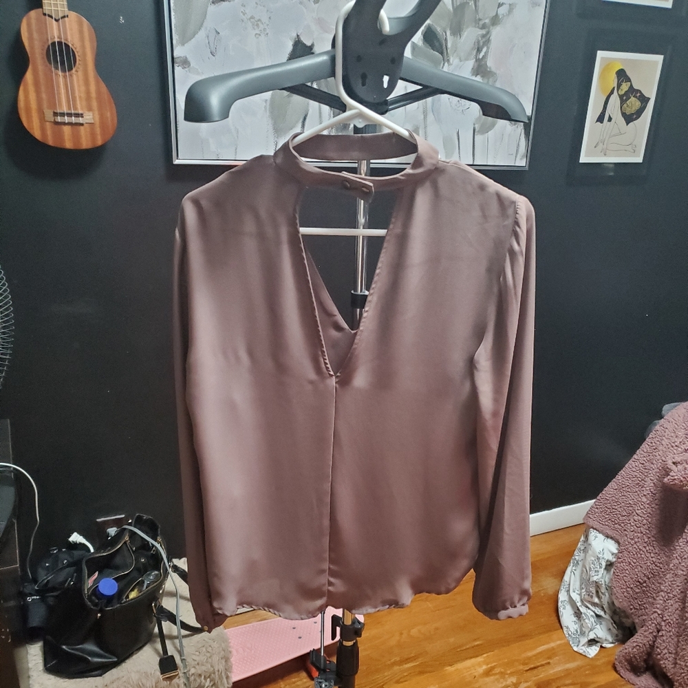 🌸Keyhole Long Sleeve Top🌸 - Picture 2 of 3
